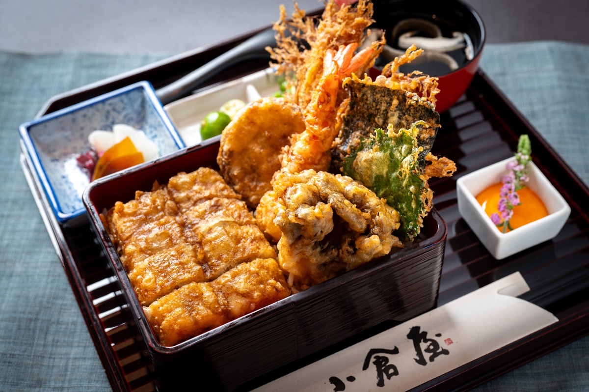 小倉屋推出全新「鰻天定食」(780元),結合了鰻魚、海鮮和蔬菜,一次就能吃到7種炸物。(圖/小倉屋提供)
