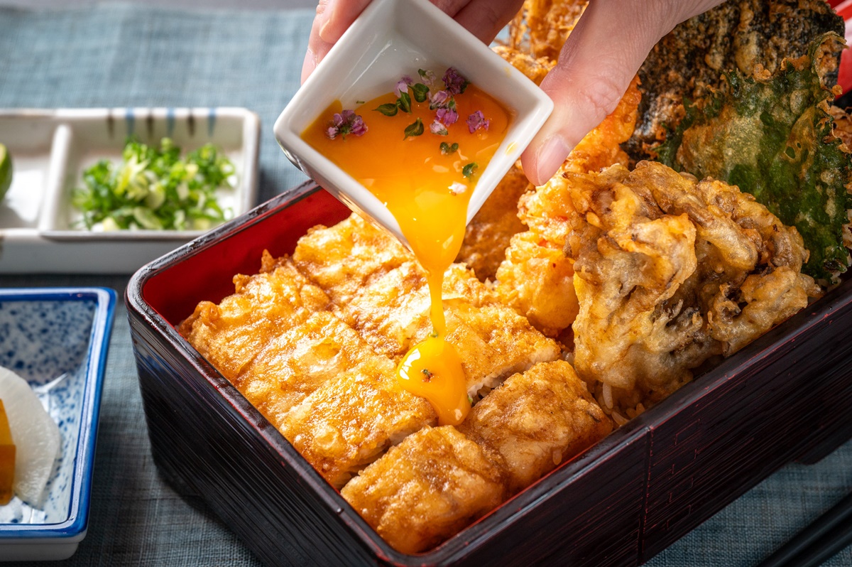 第三吃將生食級雞蛋、紫蘇花拌勻,淋在白飯或炸物上享用,淡淡的芬芳香氣與食材絕妙融合,讓人回味無窮。(圖/小倉屋提供)
