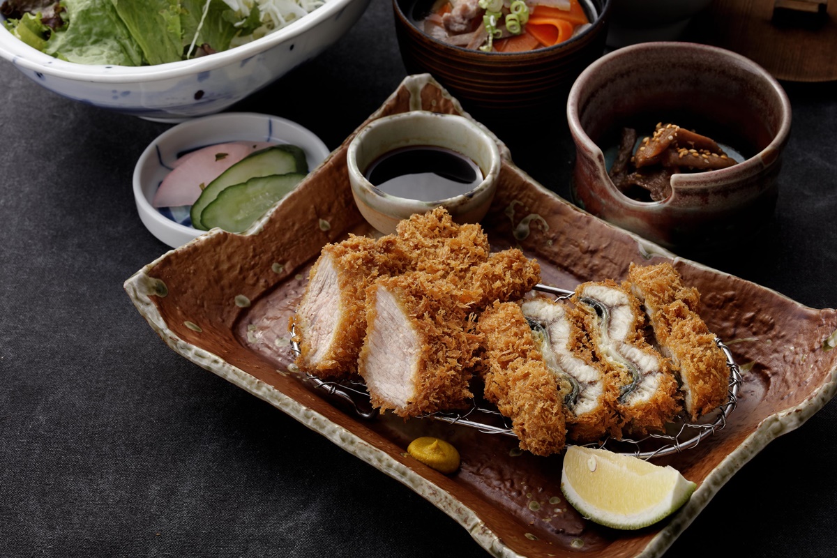 夏季限定「酥炸鰻魚老饕豬排套餐」(580元),一口氣吃得到日式豬排、鰻魚2種美味。(圖/勝勢日式豬排提供)