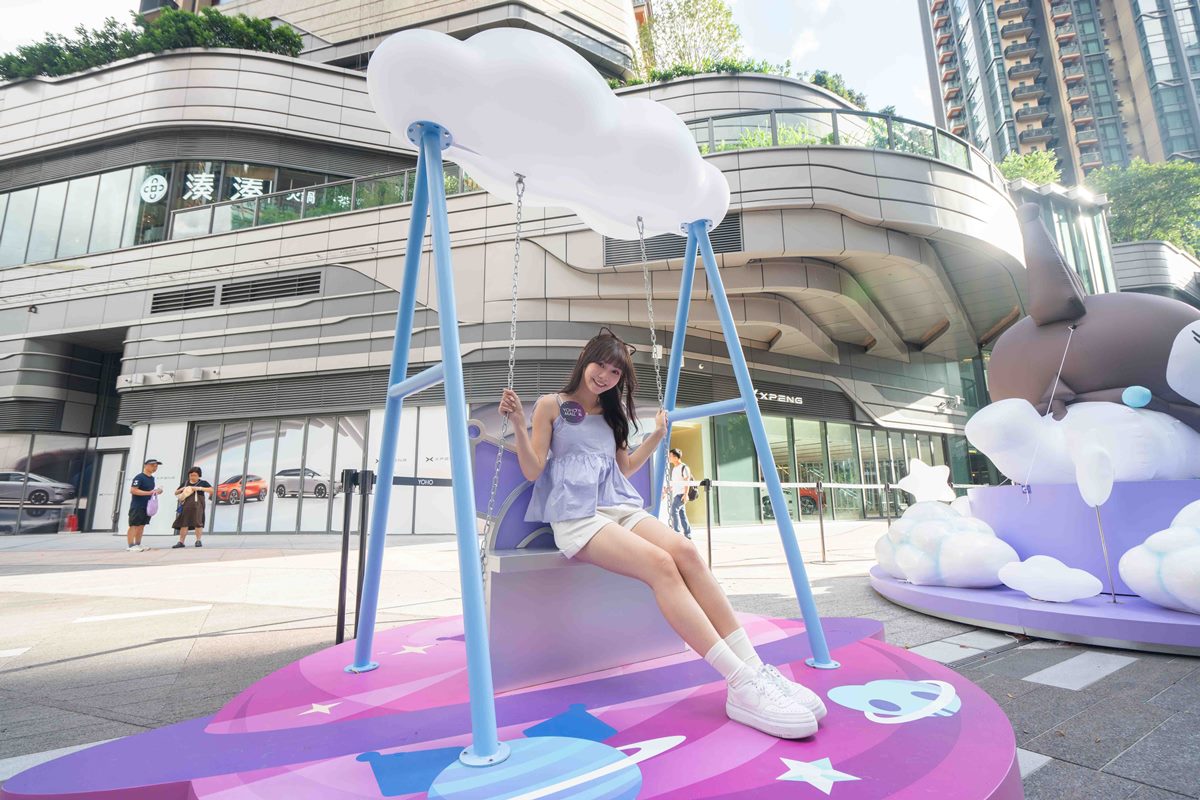 別忘了到一旁的「彩光雲朵韆鞦」,讓大家拍出夢幻照片。(圖/YOHO MALL提供)