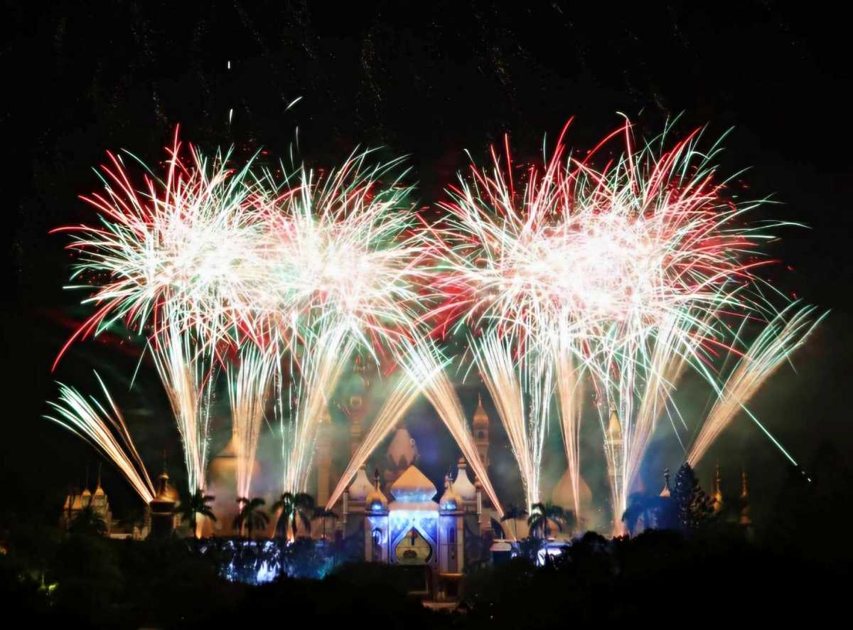 長達300秒的「盛夜逐夢」煙火秀只有假日限定。(圖/六福村提供)
