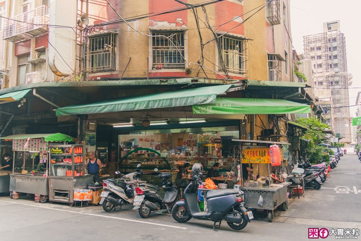 「大不同餐包」就在三重集美市場內,是很傳統的台式麵包店。(圖/大胃米粒DAVID&MILLY提供)