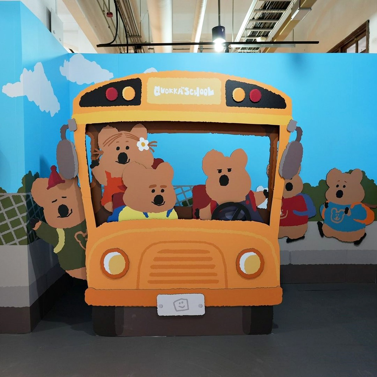 「QUOKKA IN SCHOOL DINOTAENG POP UP」首登台，入口就是搭乘學校巴士上學去的情境。（圖／LINE FRIENDS提供）