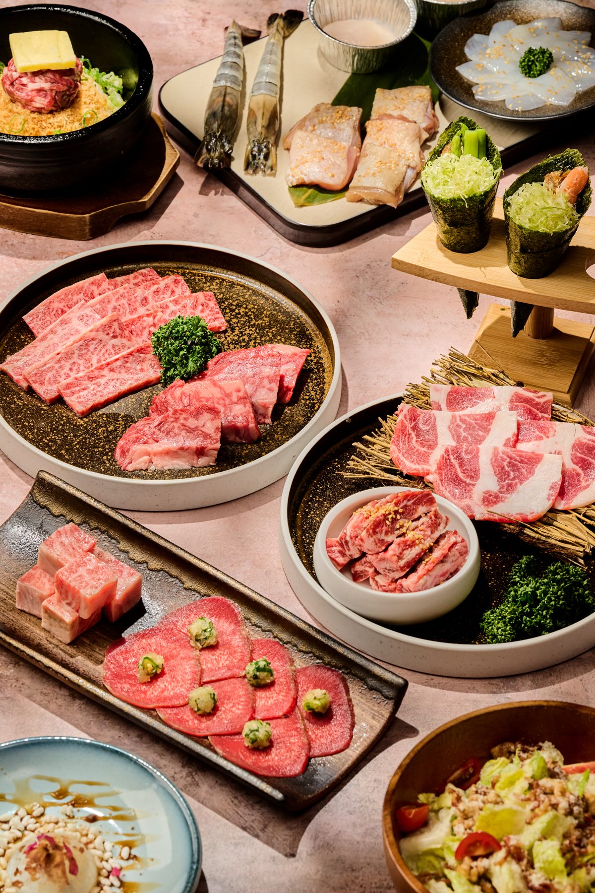 主廚推薦「極致和牛雙人套餐」(3,280元),可以吃到近20道食材及料理。(圖/禪燒肉提供)