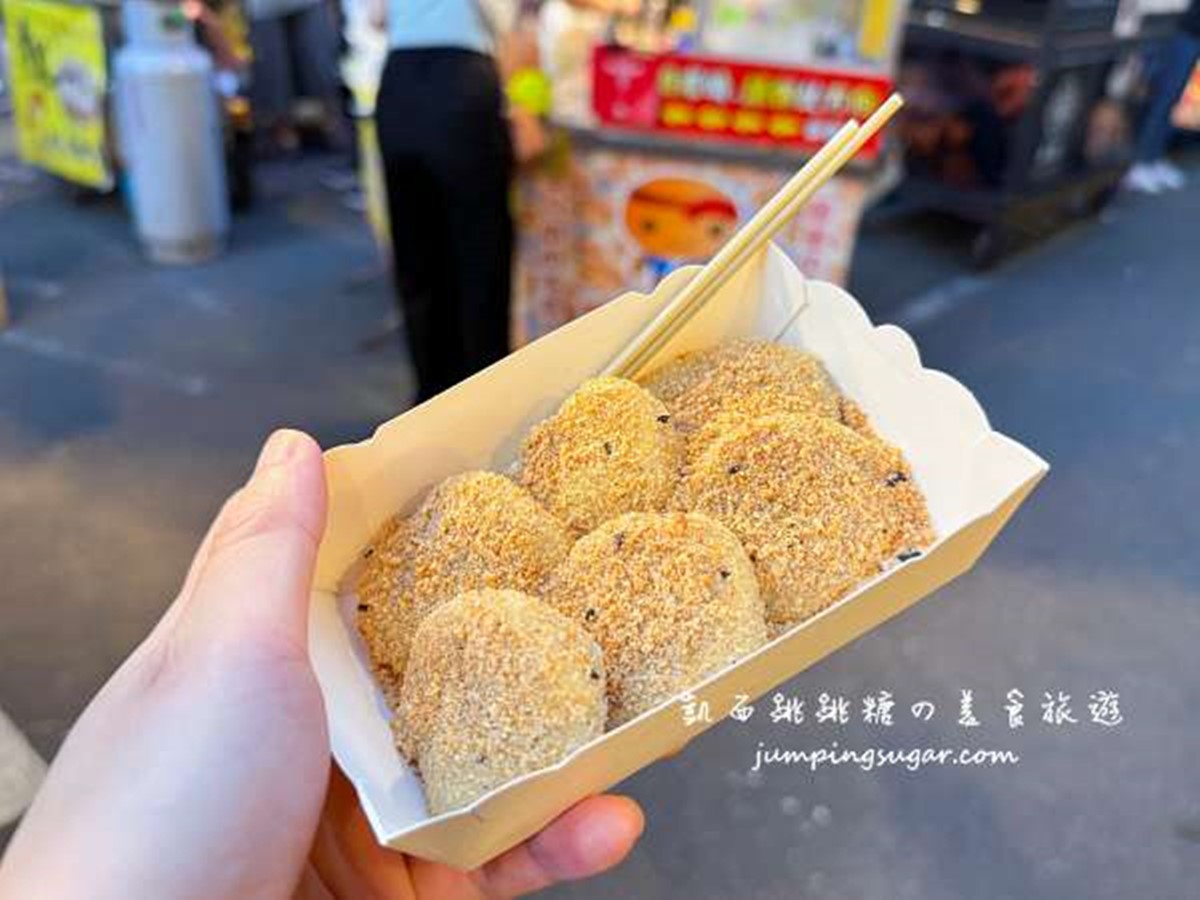 麻糬(50元,小份)裡外都吃得到滿滿花生香氣。(圖/凱西跳跳糖の美食旅遊提供)