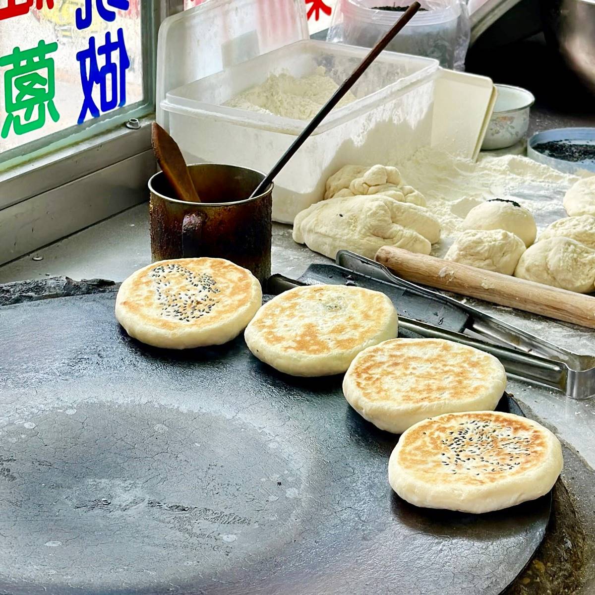 包好餡料的紅糖餅,會先在烤盤上乾烙至雙面金黃。(圖/跟著Donna一起吃喝玩樂提供)