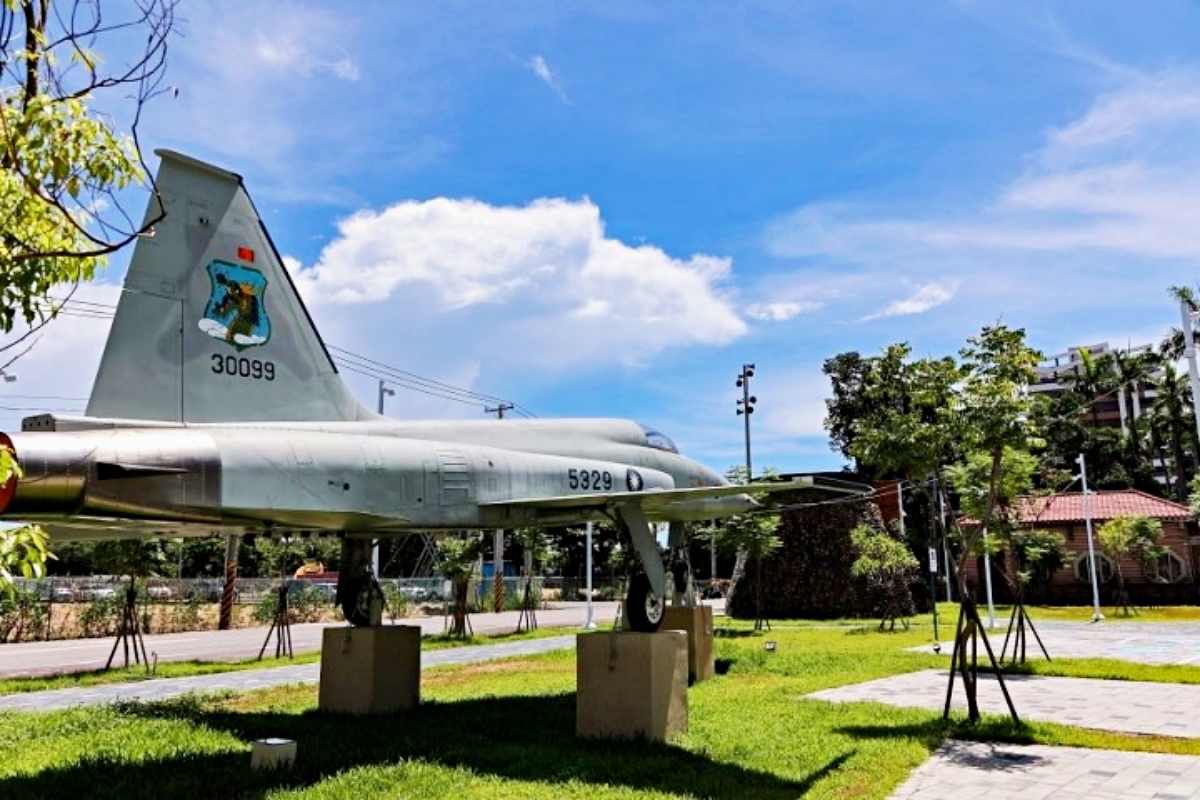 身為空軍眷村,怎麼能少了飛機?碉堡旁放置1架戰鬥機,親眼見到真的頗壯觀。(圖/城市少女阿璇提供)