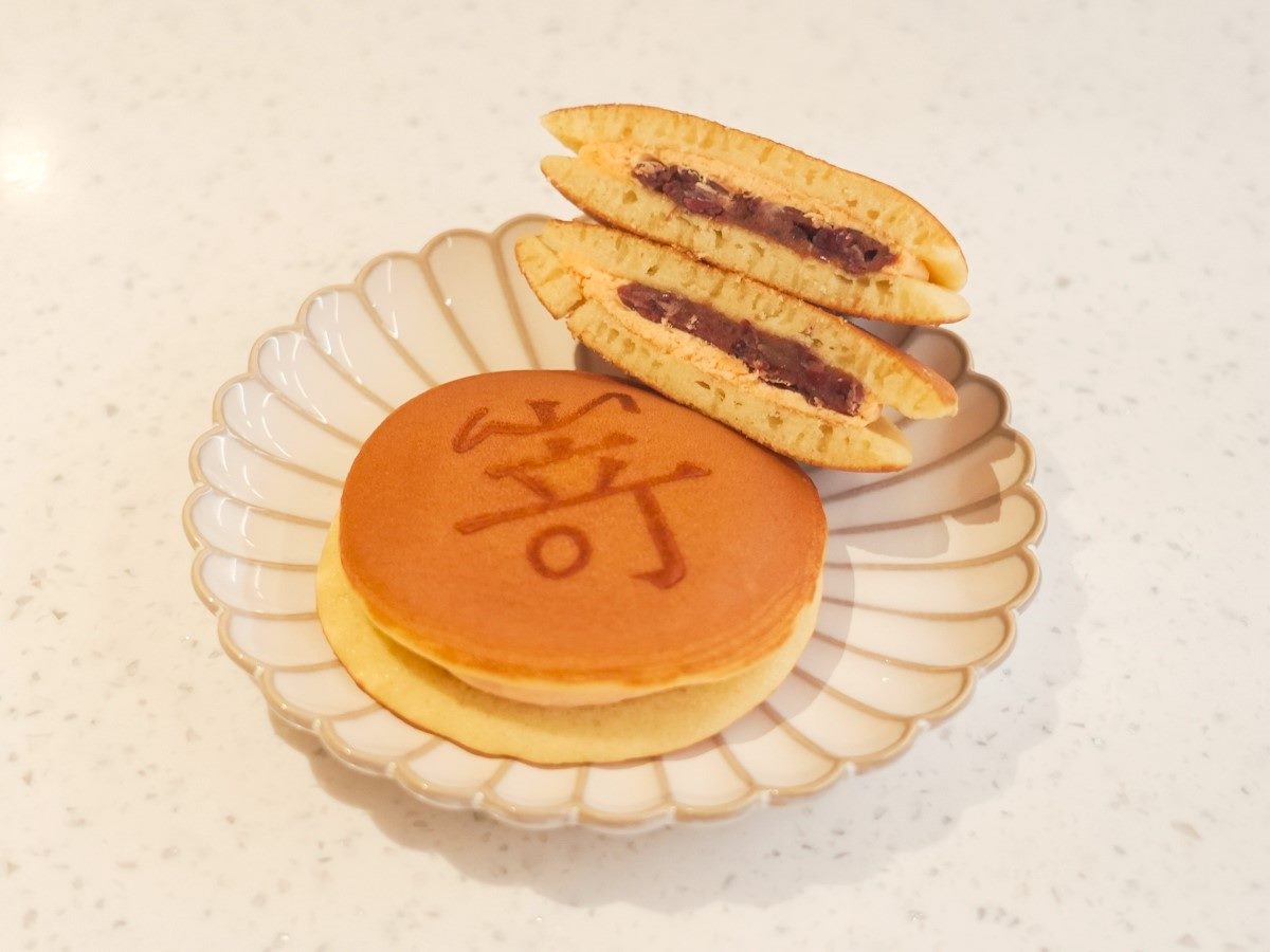 內餡夾入日式工藝紅豆餡搭配香甜草莓醬。(圖/爭鮮提供)