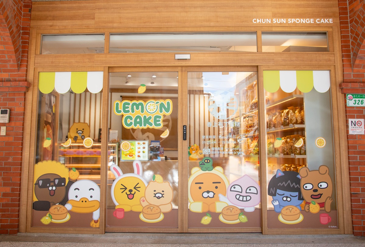 門市玻璃也貼上超萌角色們啦!(圖/春上布丁蛋糕提供)