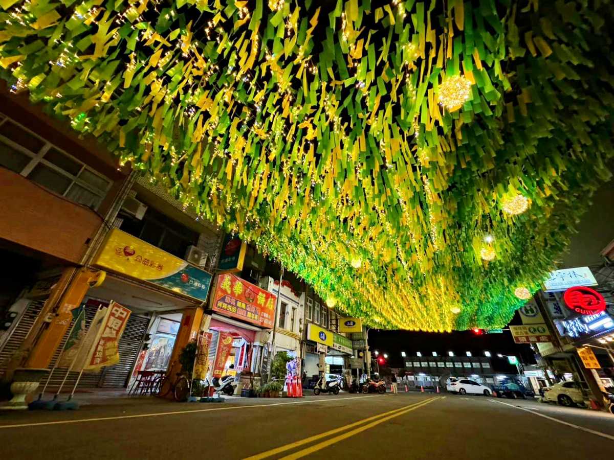 苑裡是台灣中部糧倉、農業小鎮，素有「苗栗穀倉」，今年夜市的裝置藝術打造綠黃相間的全新「稻草燈」。（圖／苑裡鎮公所提供）