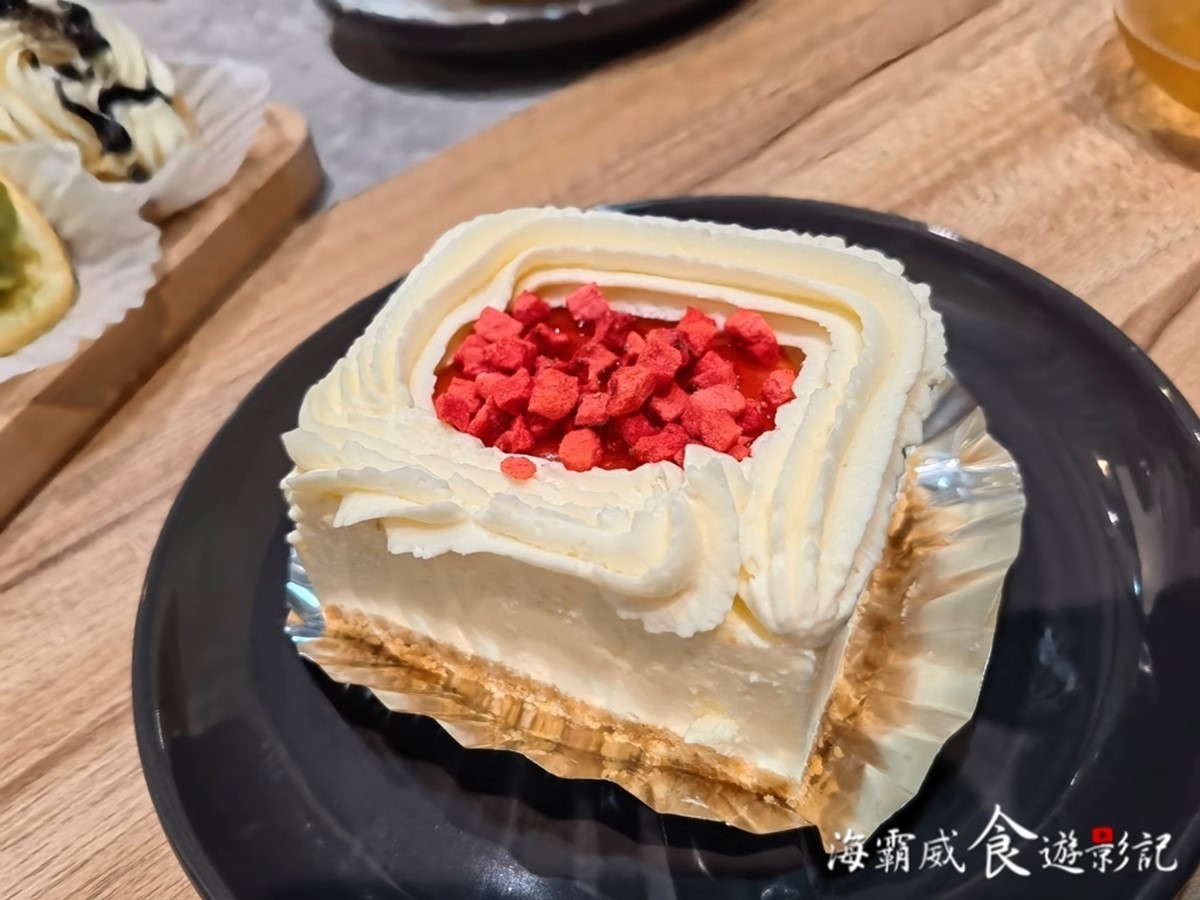 「草莓甜心生乳酪蛋糕」以濃郁奶香搭配酸甜莓果，也是招牌必吃的品項。（圖／海霸威食遊影記提供）
