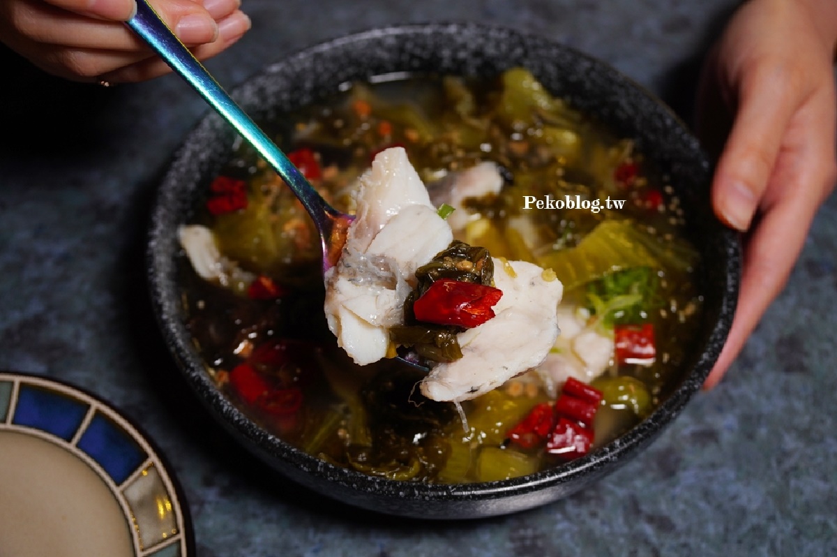「藤椒酸菜魚」(280元)將近來最夯的酸菜魚作法帶入菜單,主打豐富的配菜與多層次風味。(圖/PEKO の Simple Life提供)