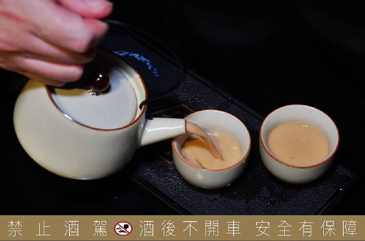 「烏潤妙香」(350元)以含有多款香料的鐵觀音拿鐵為基底,再添加肉豆蔻與可可增加層次,同樣也是茶酒。(圖/PEKO の Simple Life提供)