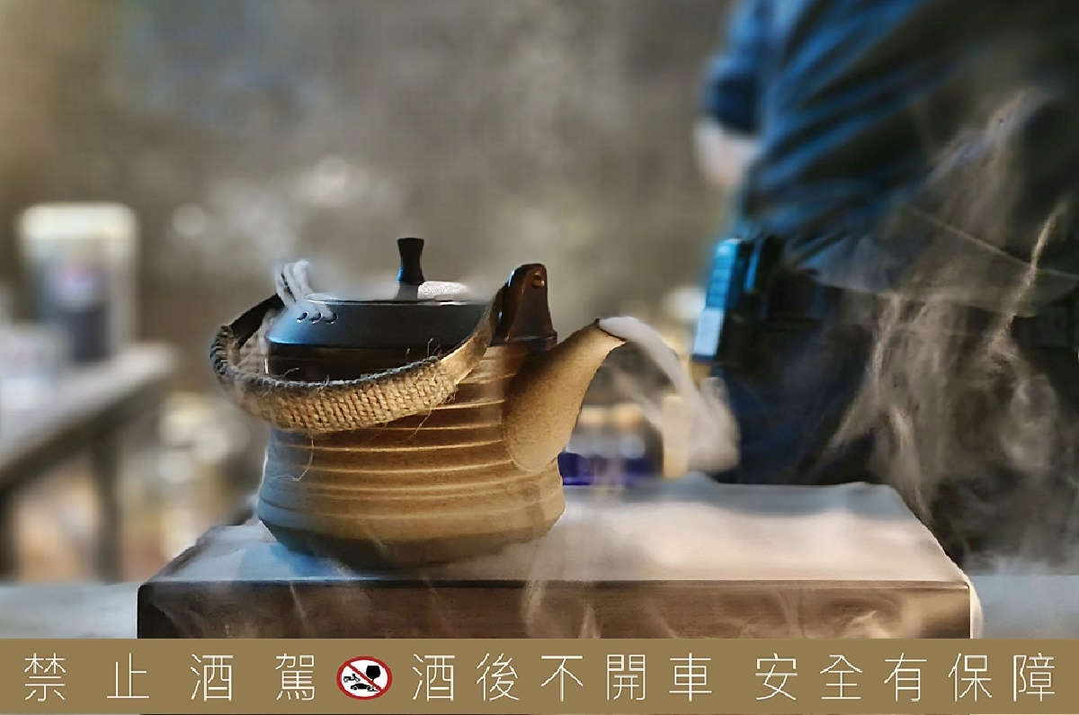 「酩酊嫣紅」(500元)以茶具盛酒,基底是以白蘭地為主的芒果紅茶風味長島冰茶。(圖/PEKO の Simple Life提供)