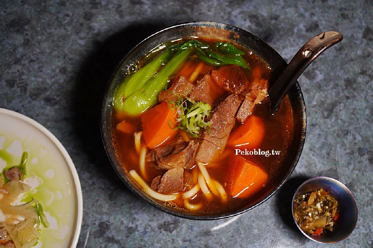 「無心戒酒牛肉麵」(280元)為紅燒牛肉麵作法,搭配半筋半肉,吃來過癮。(圖/PEKO の Simple Life提供)