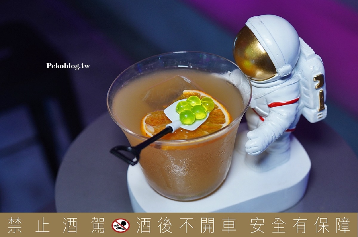業者與《食尚玩家》APP合作,消費即可獲贈500元以下調酒,圖為以鼠尾草搭配啤酒花以及⻄⾨楊桃汁的「阿姆斯特西門町」。(圖/PEKO の Simple Life提供)