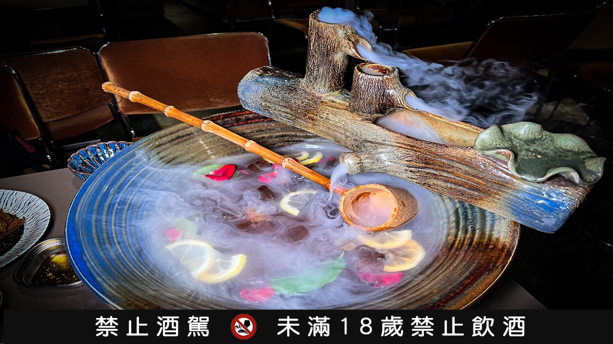 無心戒酒互助會每家酒吧風格、餐飲都不盡相同,圖為武昌分會超人氣調酒、可多人飲用的「NONSENSE 潘趣⼤缸酒」(1,200元起)。(圖/達浪的日常手札提供)