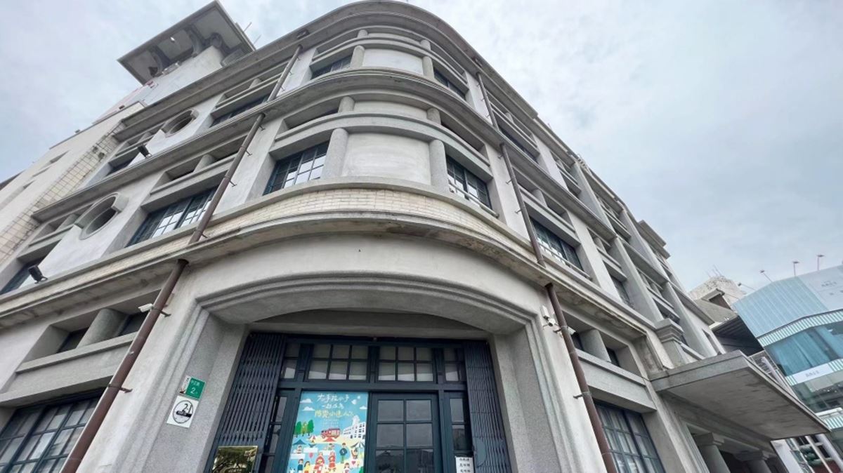 「消防史料館(原台南合同廳舍)」就位在中西區的中正路上。(圖/格格x出走x慢旅行提供)