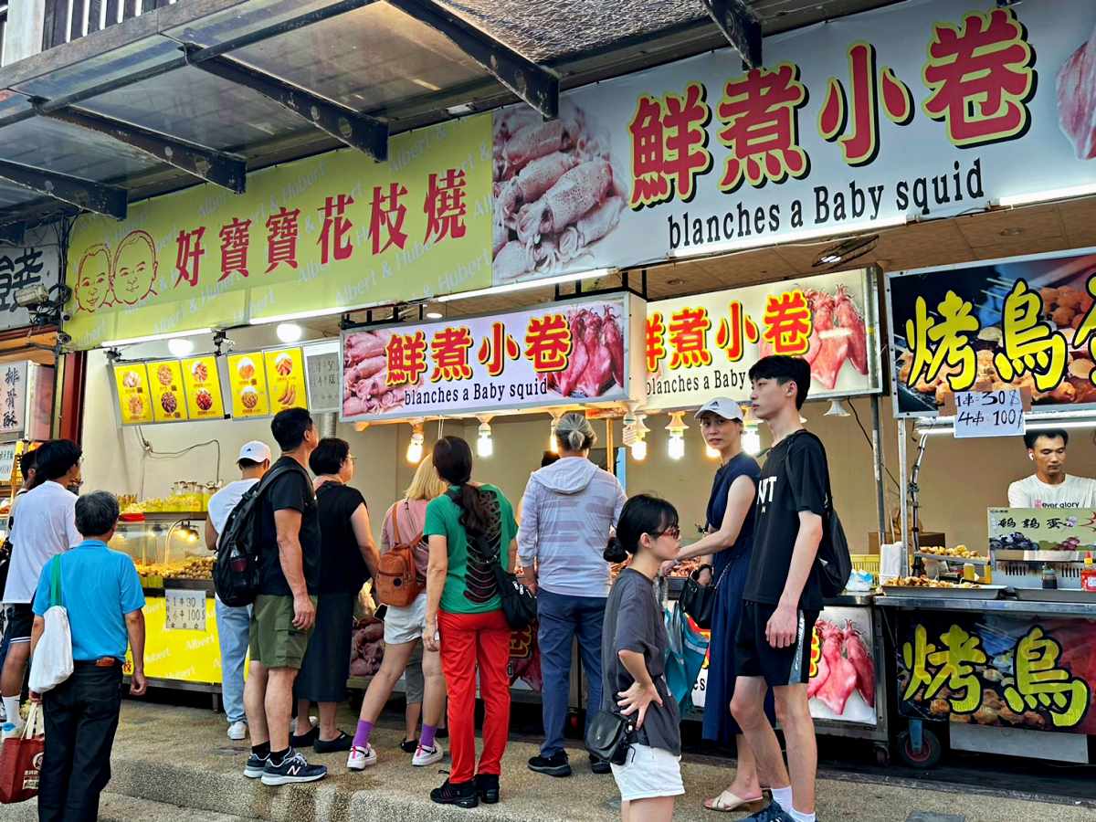 淡水漁人碼頭的木棧道也有各種好逛的店家。（圖／翻攝自新北漁業處）