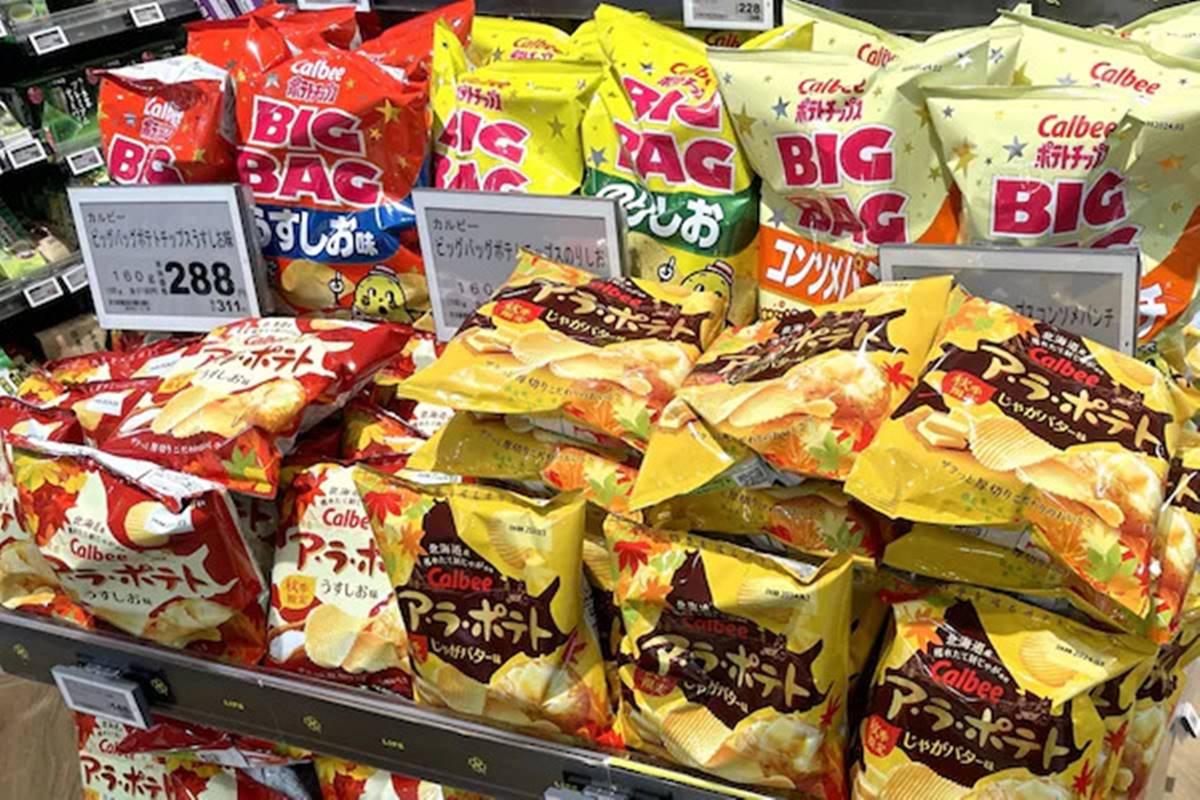 換季時，日本超市的洋芋片區就會出現期間限定的包裝及口味。（圖／All About Japan提供）