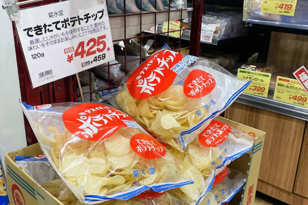 「菊水堂」洋芋片，打著「新鮮出爐」與工廠直送，最佳賞味期只有２個禮拜。（圖／All About Japan提供）
