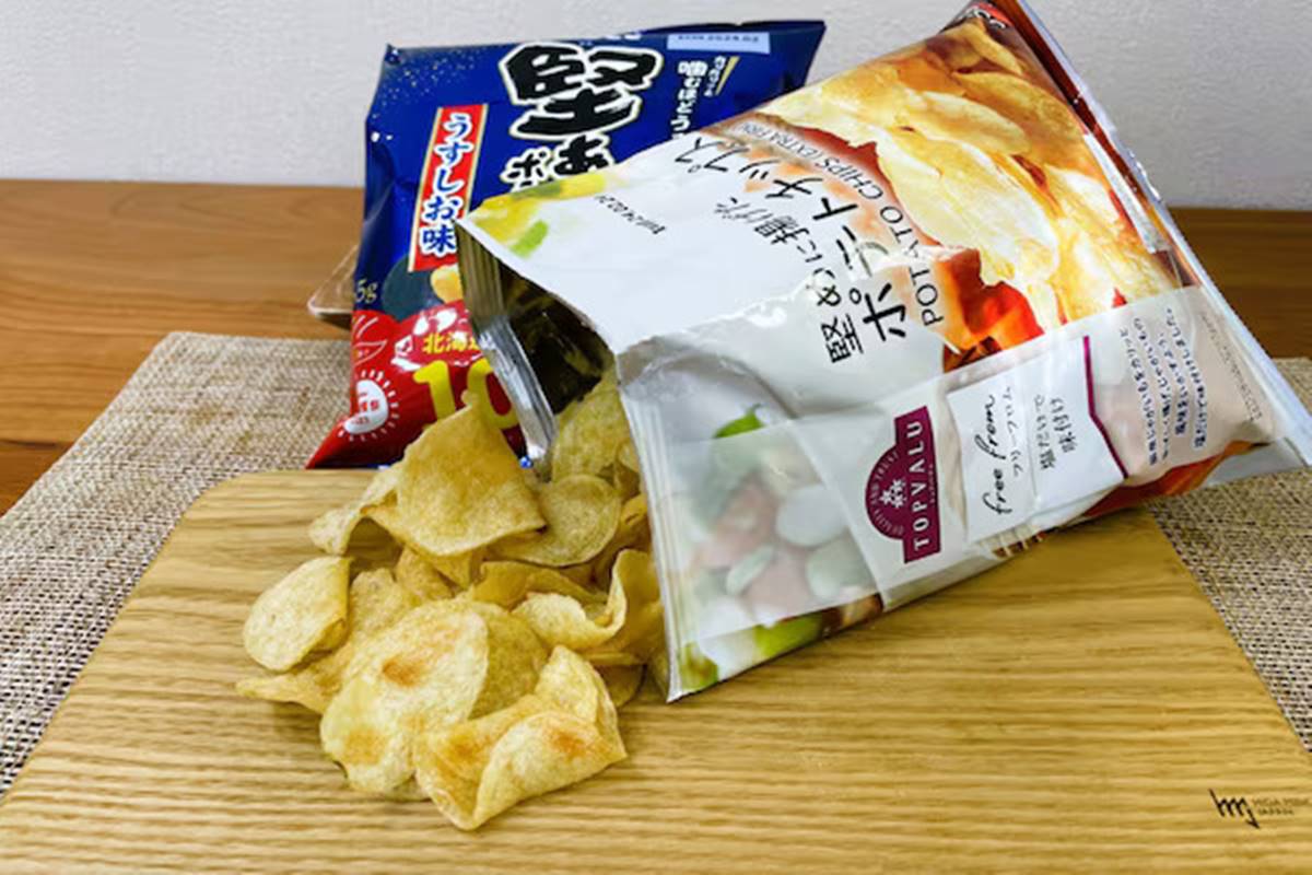 「TOPVALU」的free from系列洋芋片，在口感與調味上與卡樂比的堅脆洋芋片不相上下。（圖／All About Japan提供）