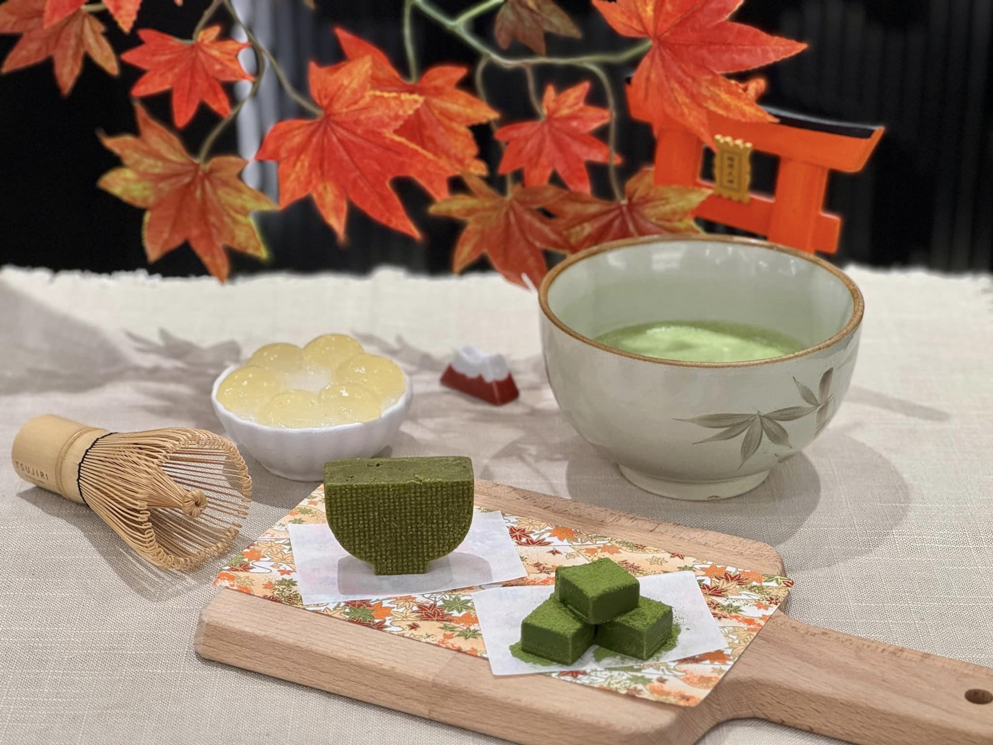 「秋日柚見抹茶套餐」含1杯茶飲、抹茶極韻生巧克力,以及贅沢抹茶茗菓酥。(圖/辻利茶舖提供)