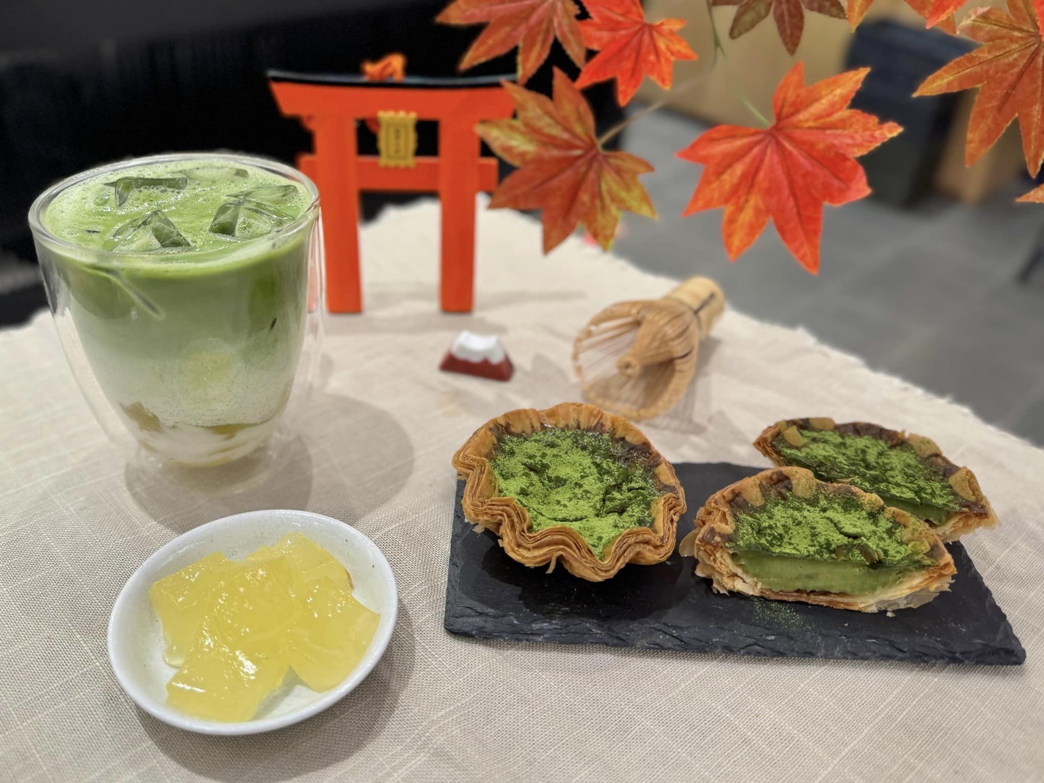 「抹茶千層蛋塔」還能搭配「柚見蕨餅抹茶拿鐵」一起享用。(圖/辻利茶舖提供)
