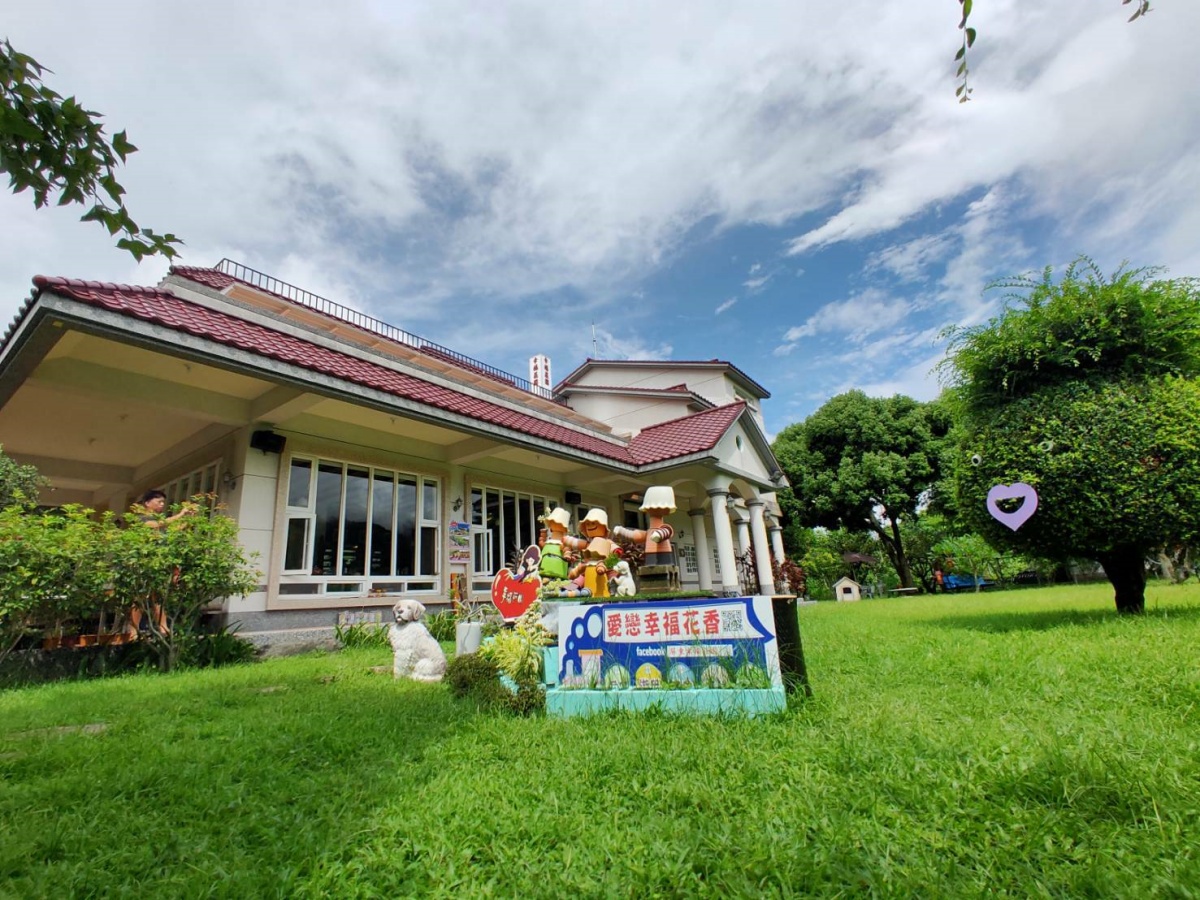 寬闊的草地適合小孩奔跑,也可和好友來場BBQ烤肉派對。(圖/幸福莊園提供)
