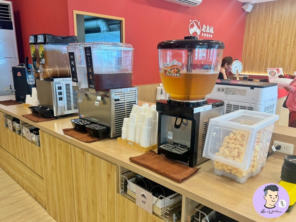 內用提供免費的自助吧，有白飯、雞湯、飲料、點心可無限自取。（圖／痴吃的玩提供）