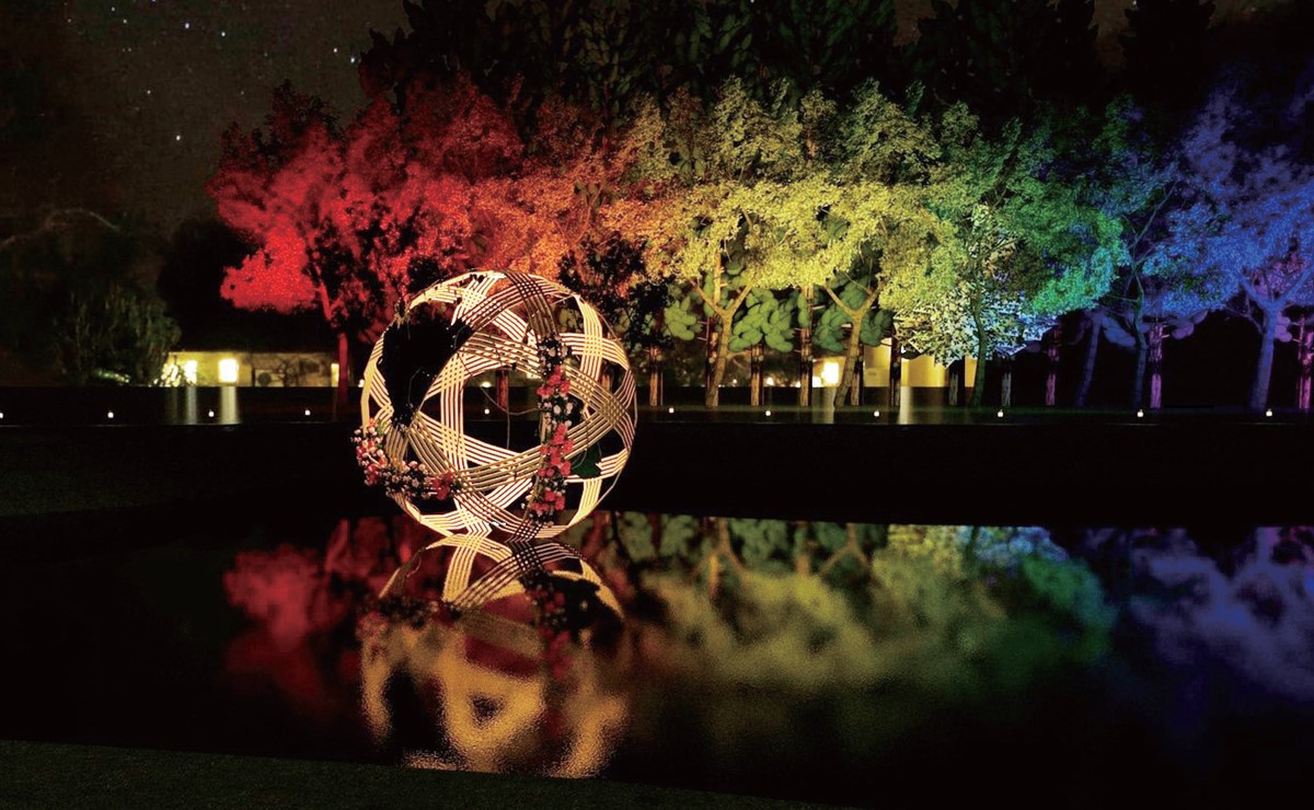 「逐花月影」展區以巨大的金色竹月為主角，在夜色中閃耀奪目。（圖／嘉義市政府）