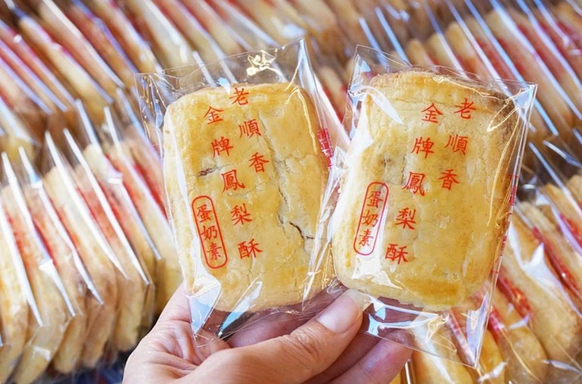 「金牌鳳梨酥」(16元,每個)是扁平狀,打造成類似金牌的形狀。(圖/PEKOの Simple Life提供)