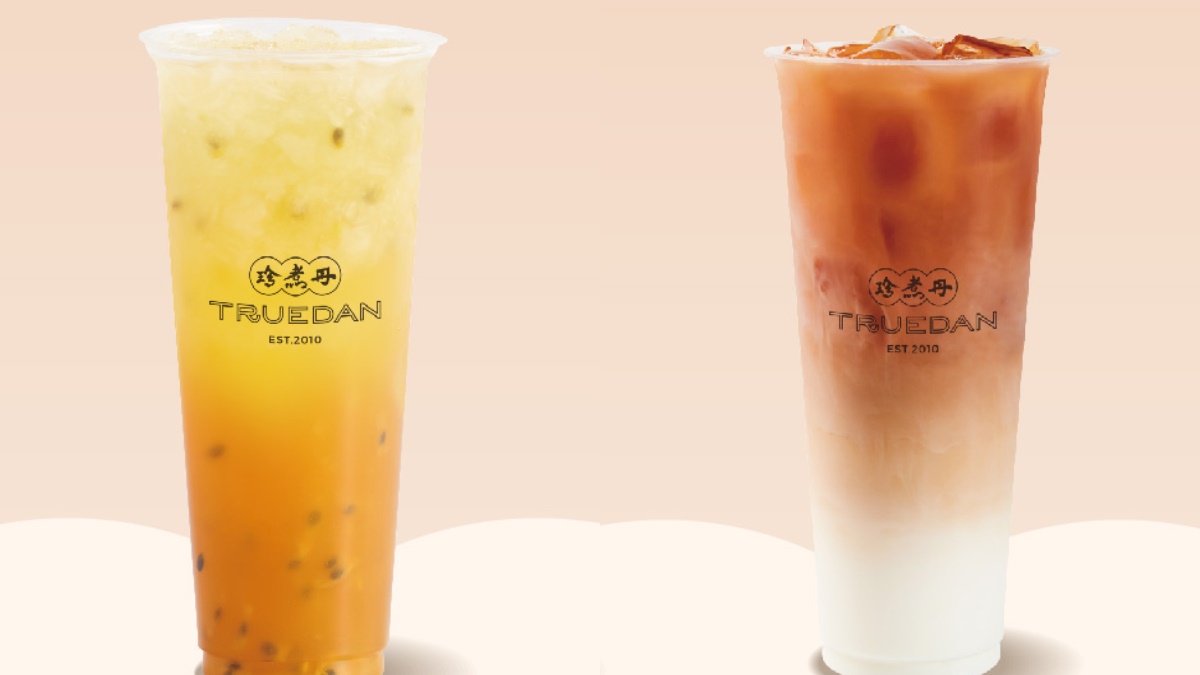 信義A11門市有2款限定飲品「熱情花嶼茶」(圖左)與「復刻紅茶拿鐵」(圖右)。(圖/珍珠丹提供)