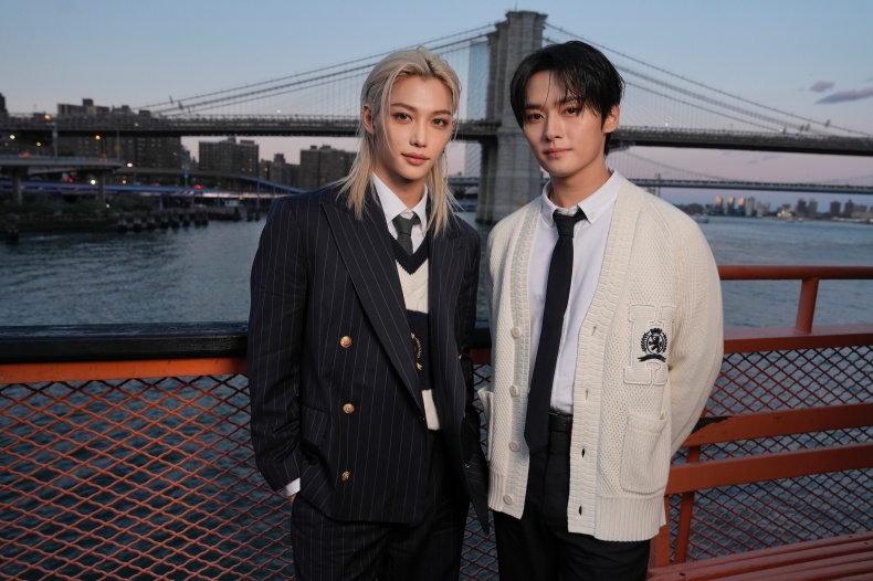 Stray Kids 的成員 Felix 和 Lee Know。(圖/翻攝自Tommy Hilfiger官網 )
