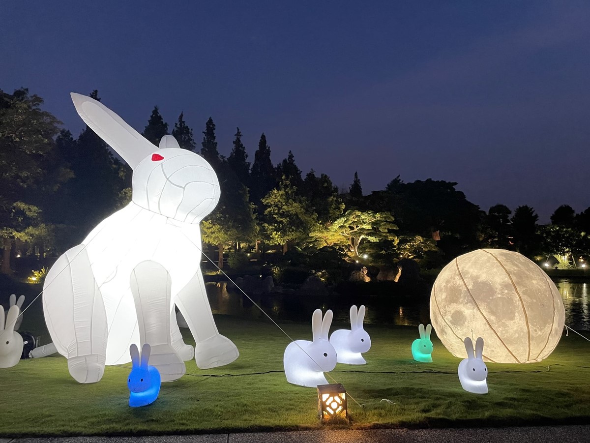 園區推出「嫦娥奔月」漢服體驗，可以換上美美的古裝與兔兔花燈合照。（圖／成美文化園提供）