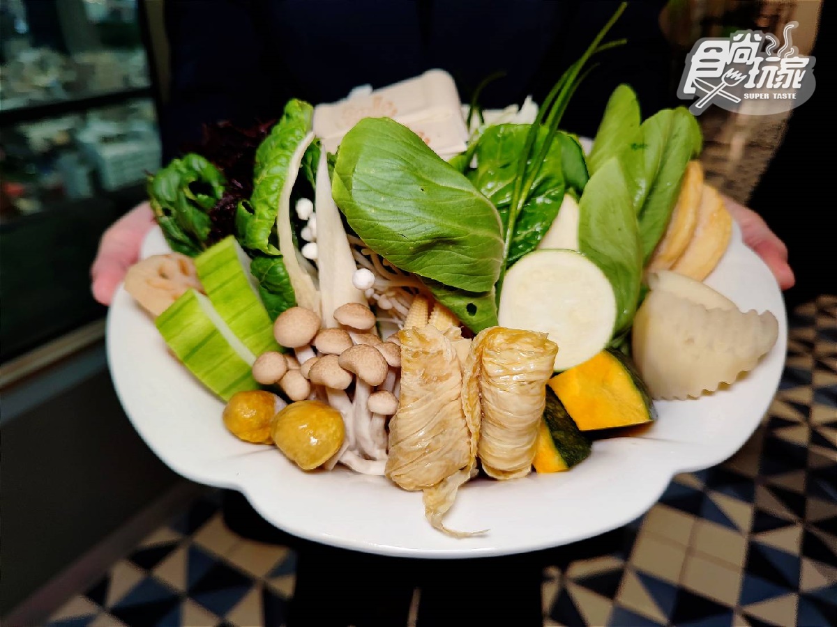 雙人餐就連菜盤也超大,並使用少見蔬菜品項,如櫛瓜、鳳尾藻、野蓮等時蔬。(圖/高雄福華大飯店提供)