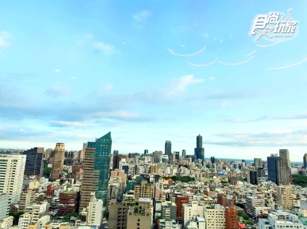 位處30層樓高的「Smile One精緻涮涮鍋」,是台灣少見高空景觀鍋物餐廳。(圖/高雄福華大飯店提供)