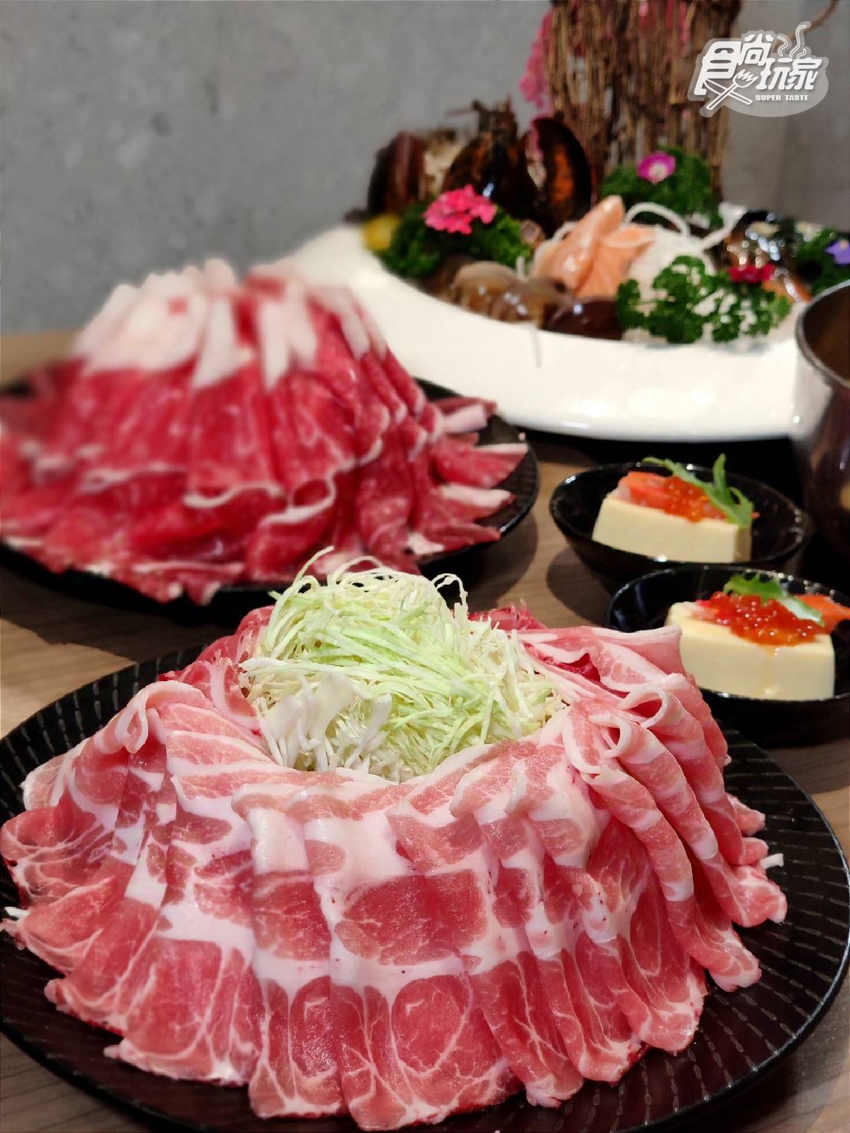 用上20片的梅花豬,肉片尺寸也較一般鍋物大得多。(圖/高雄福華大飯店提供)