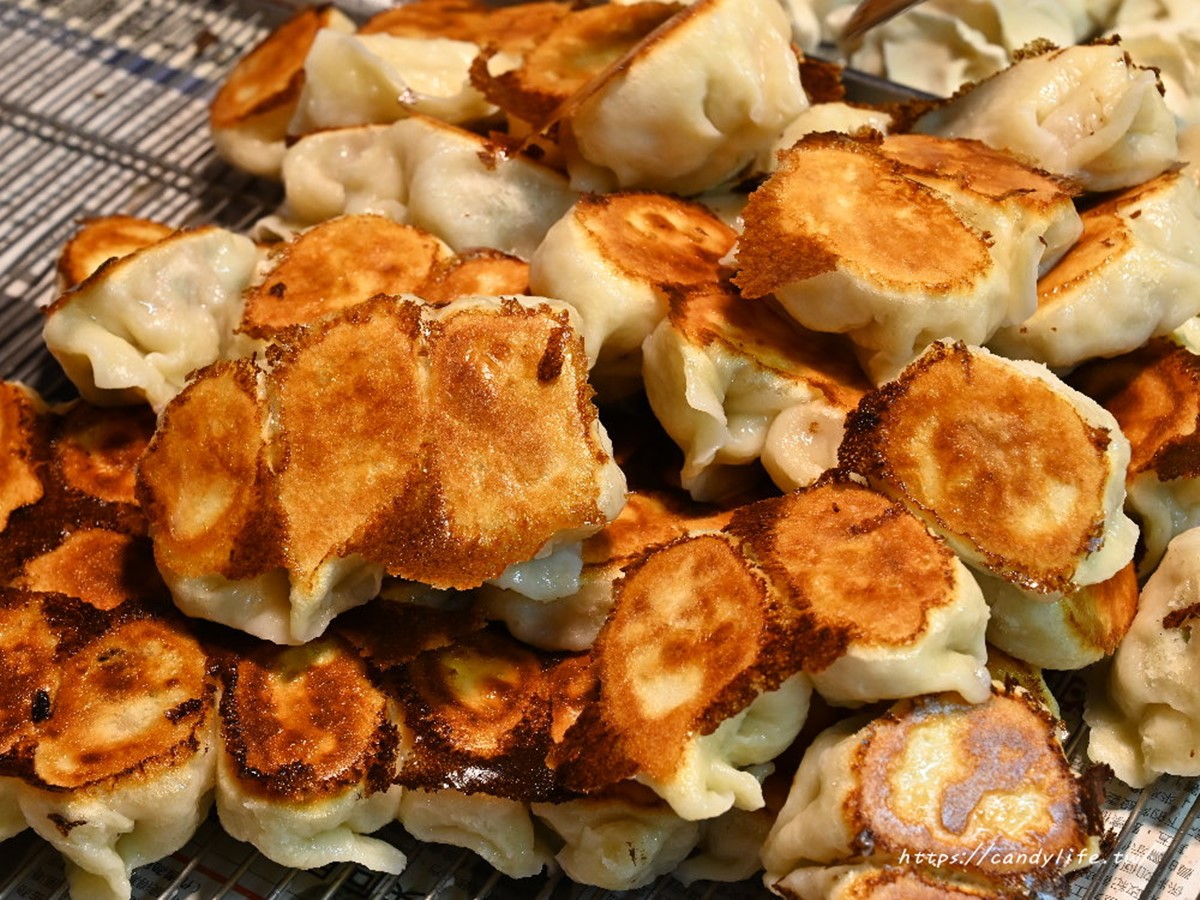 「九記煎餃水煎包」現點現煎。(圖/糖糖‘s享食生活提供)