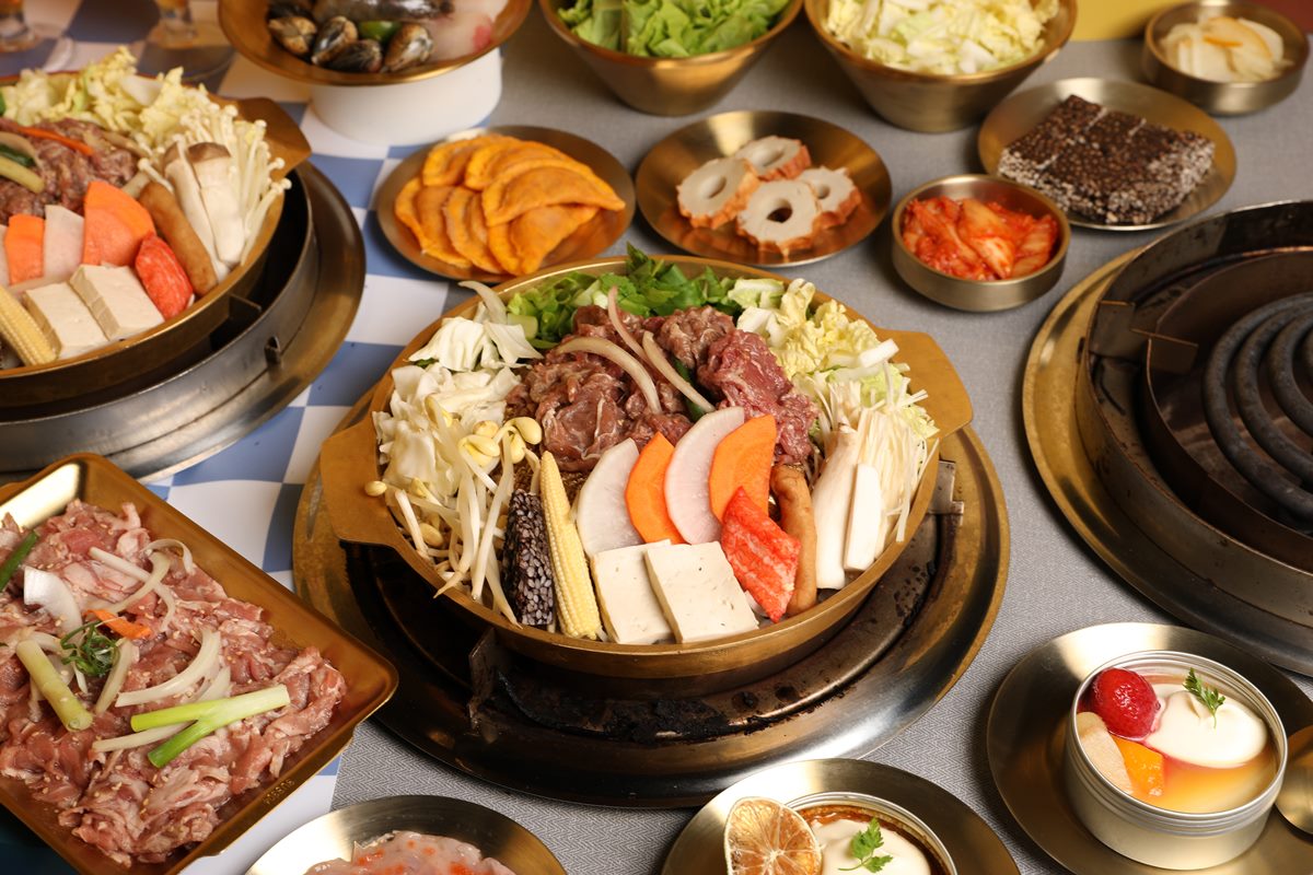 豐富肉汁順著銅盤流入清湯，轉變成另一道美味湯底時，還能加入經典的招牌火鍋料享用。（圖／築間集團提供）