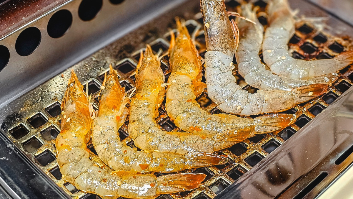 店內也嚴選包含鮮蝦、蛤蜊、鮮蚵、鱸魚、鯛魚等海鮮，而且60元就能入手。（圖／築間集團提供）