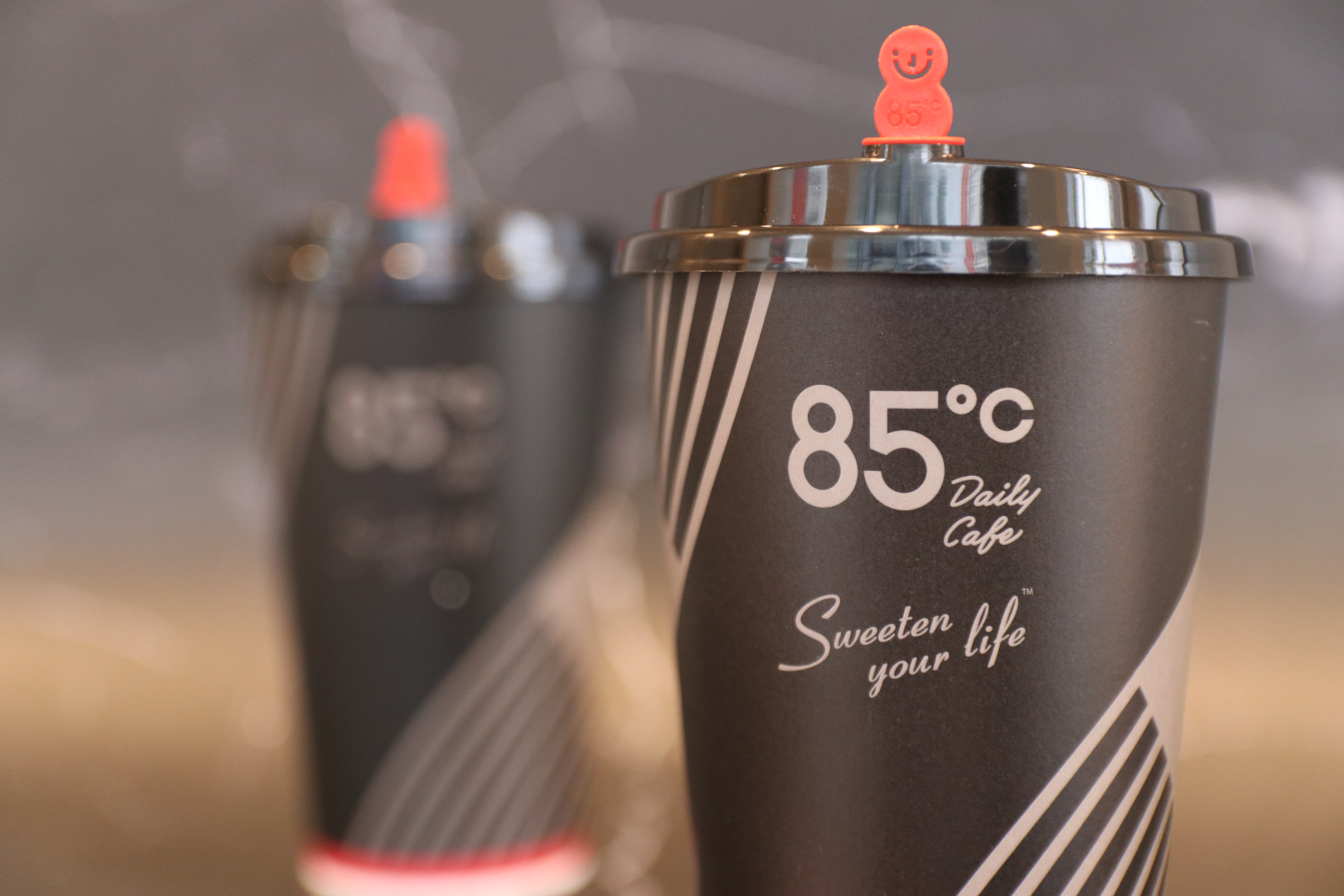 「85度C」與《食尚玩家》APP合作優惠，於9/25～10/15推出「85度C招牌咖啡第２杯半價」活動。（圖／85度C提供）