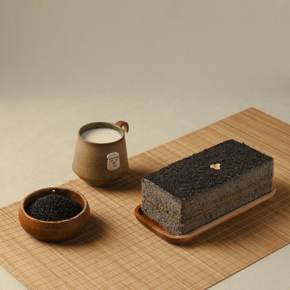 「黑芝麻豆乳蛋糕」表面抹上誘人的黑芝麻奶霜。（圖／大吉先生BAKEsmith 豆漿蛋糕提供）