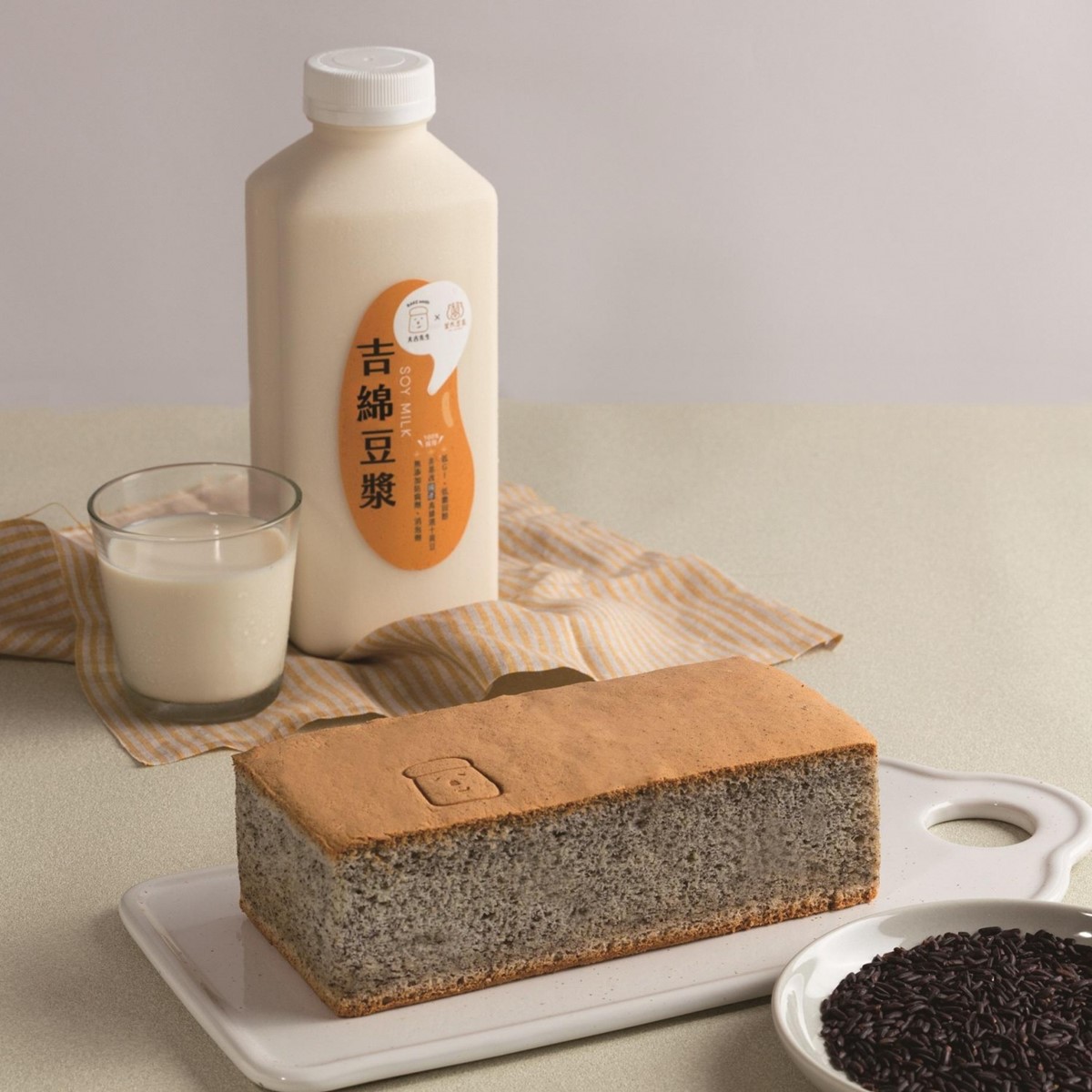 「無麩黑米」使用豆漿、百分百台灣米磨製的米穀粉製作。（圖／大吉先生BAKEsmith 豆漿蛋糕提供）