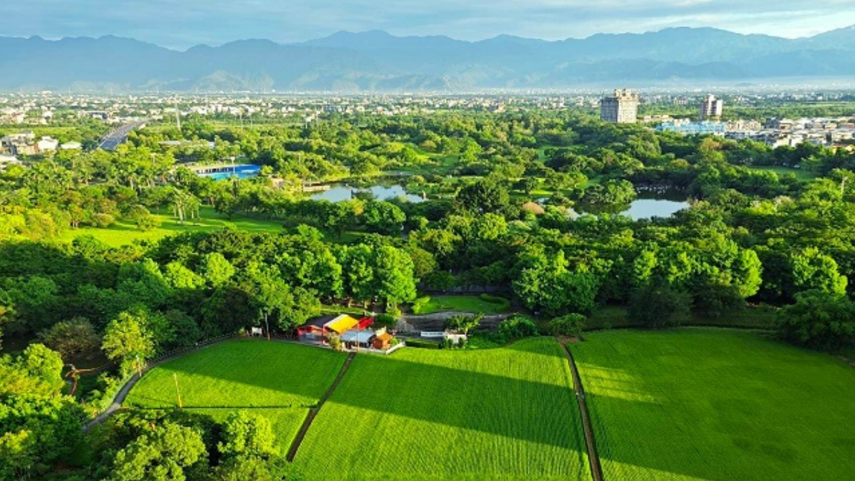 景觀客房可眺望蘭陽平原美景,令人心曠神怡。(圖/玖屋文旅提供)