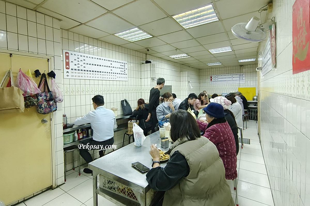 內用環境是長條型空間，因為附近有許多辦公大樓、補習班，所以每到中午生意都很好。（圖／PEKO の Simple Life提供）