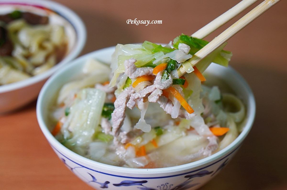 「熗煱麵」吃得到豬肉絲、蔬菜，口感不僅清甜，也很夠味。（圖／PEKO の Simple Life提供）