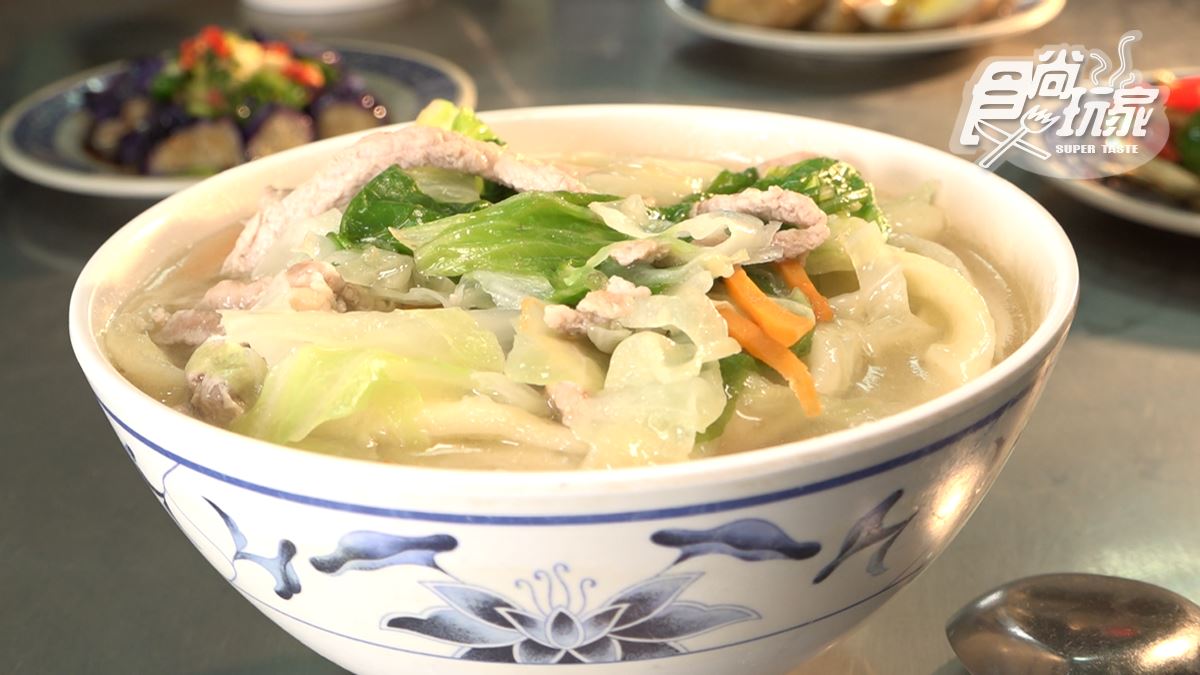 「熗煱麵」是因為將配料丟進大鍋裡爆炒後倒入麵條，鍋內發出「熗、熗、熗」的聲音得名。（圖／《食尚玩家》節目部提供）