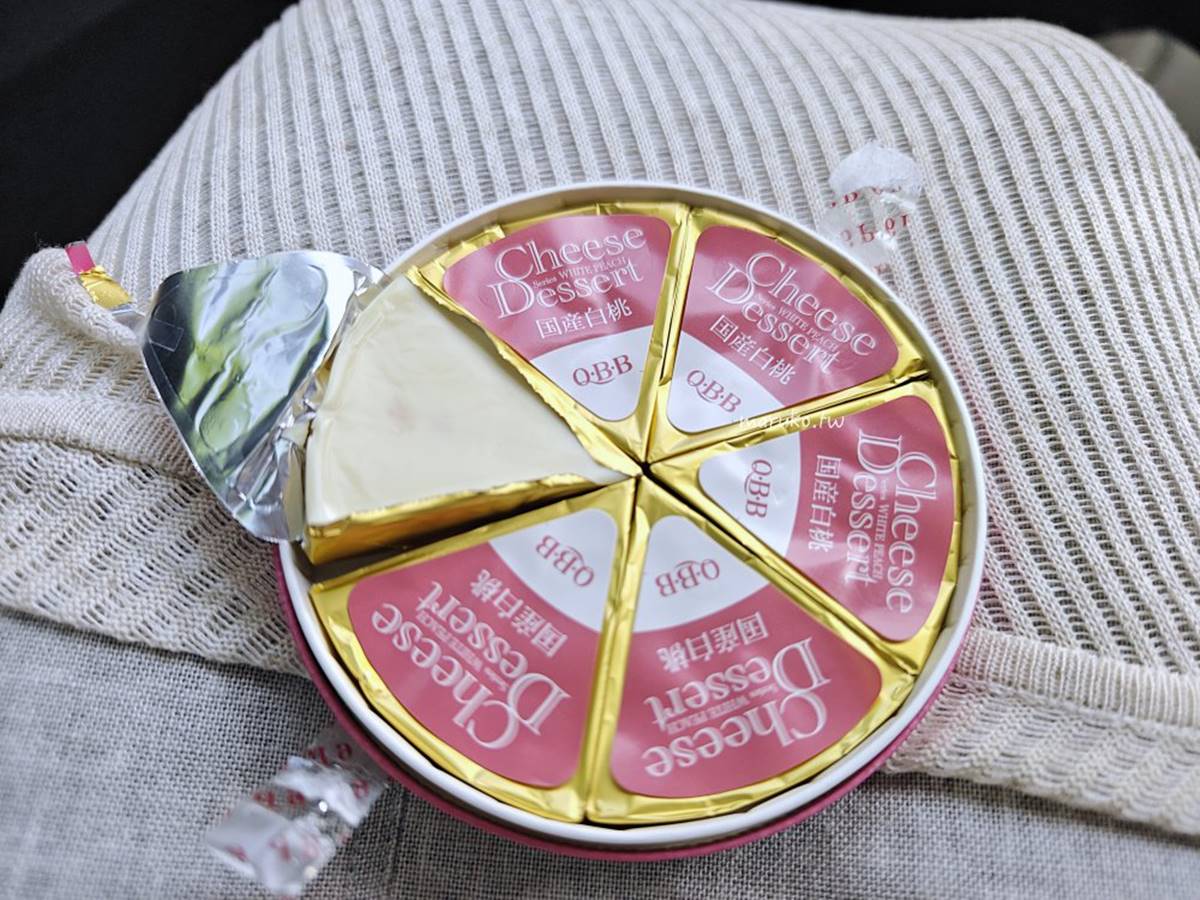 季節限定的「水蜜桃起司口味」,口感有點類似起司蛋糕與慕斯之間的甜點,一開始吃的時候甜味比較重、後勁微酸。(圖/MARUKO與美食有個約會提供)