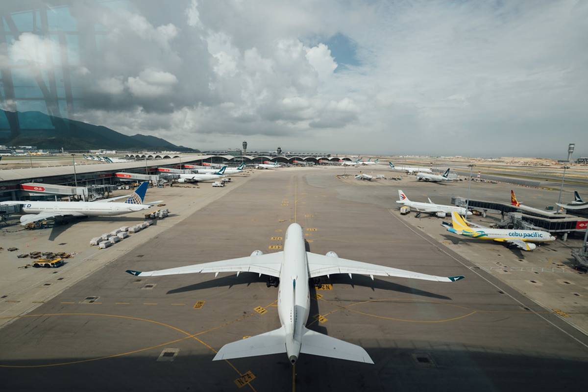 站在天際走廊看出去的停機坪風景,可把飛機看得一清二楚。(圖/羅賓的攝影漫步提供)